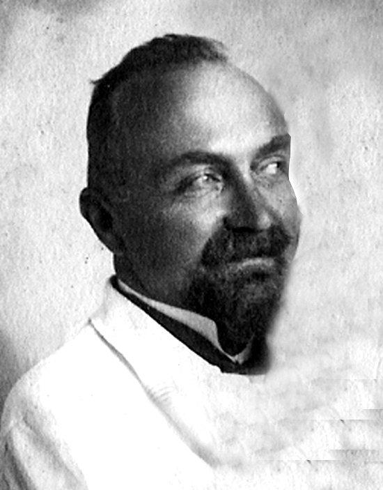 Prästsonen Erik Tretow var född i Landskrona 1875, blev med.lic. 1904. Tjänstgjorde bl.a. i Växjö och Göteborg och under första världskriget på Krigssjukhuset i Wien, Han kom 1919 till Västerhaninge från en tjänst i Söderhamn.