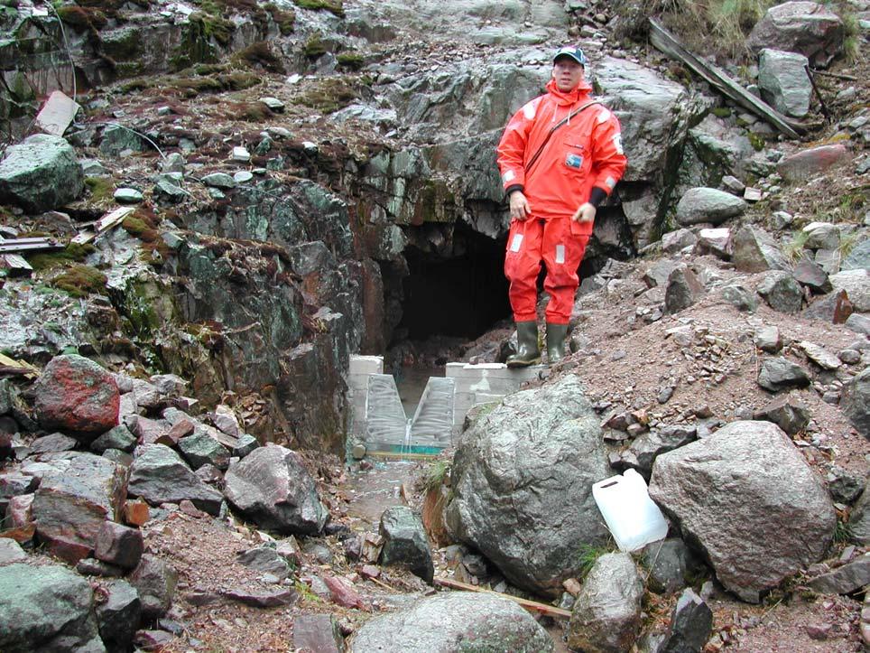 6. Undersökning av Stollgången Bild 11. Bild på Christer Hermansson vid mynningen på Stollgången.