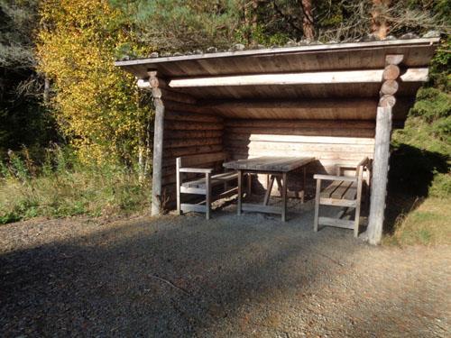 Efter parkeringsplatsen finns skyltar mot fågeltornet och naturstigen. De är mycket bra utförda med riktnings- och avståndsangivelser och symboler.