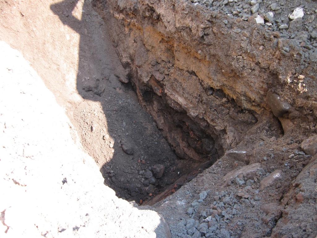 2014-08-08 Provgrop 3 Provgrop 3 grävdes i norra gaveln på Ångpannehuset, utanför ingången till det tidigare Nämndhusets vaktmästeri.