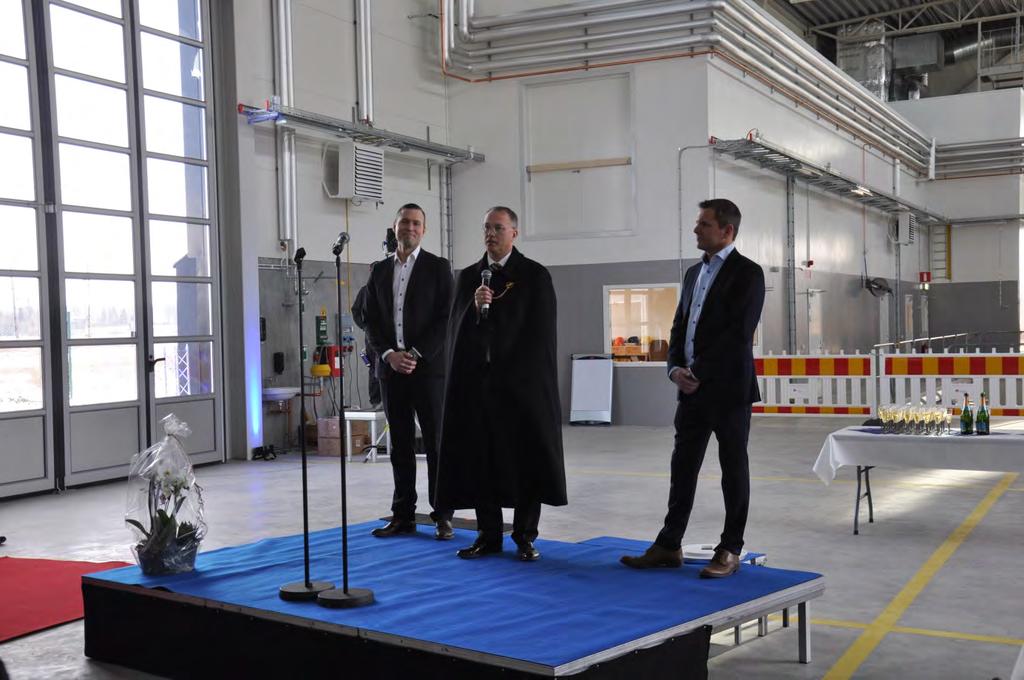 Bild 5. Train Alliance personal inleder talen där vvd och tekniske chef Joakim Weijmer hälsar välkommen till invigningen och berättar kort om anläggningen och dess plats i järnvägssystemet.