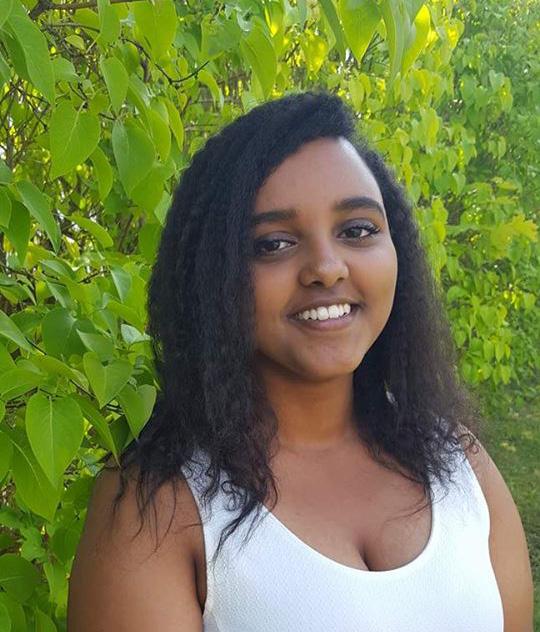 Simone läser Bibeln med ungdomar i kyrkan Simone Ogbazgi är en av årets deltagare i vår församlings konfirmationsundervisning.