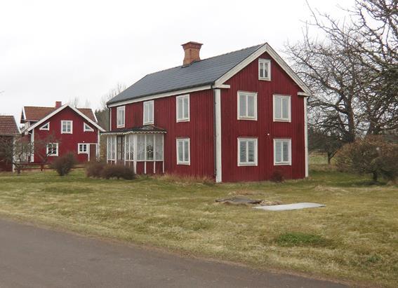 i timmer och rödfärgad träfasad under plåtbeklätt tak. Boarean är enligt fastighetstaxeringen 140 m². Huset håller genomgående en enklare standard.