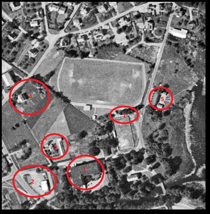RAPPORT Figur 3. Flygfoto över aktuellt område, 1955-1967. Potentiella hot spot områden är ungefärligt markerade med röda cirklar. Kommentarer till dessa i texten nedan.