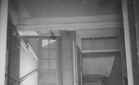 huset, på våning 3 trappor (plan 5). Kommittén föreslog omgående en renovering och arkitekt Isac Gustaf Clason fick i uppdrag att ta fram ett program för husets restaurering.