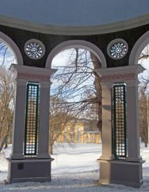 Du får höra om parkens spännande historia, byggnader som Turkiska kiosken, Kinesiska templet, Gustav III:s paviljong, Ekotemplet, slottsruinen och, förstås, Haga slott, idag hem för kronprinsessan