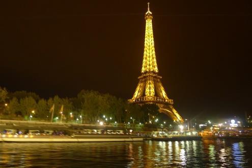 Eiffeltornet i flödande ljus en natt i Paris.