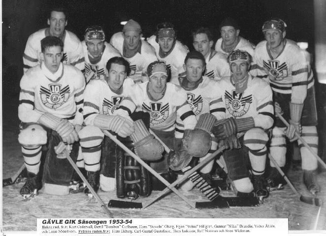 Hasse Ekberg, backgiganten, ritade Ving loggan 1950. Loggan återfinns på nya vita tröjorna på A-laget 1953-54.