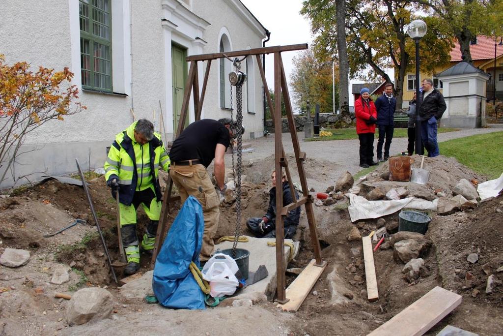 Upptagande och omhändertagande av runsten Beslutet från länsstyrelsen om arkeologisk undersökning och omhändertagande av fornlämning innefattade ett upptagande av runstenen (431-6251-16, 2016-10-13).