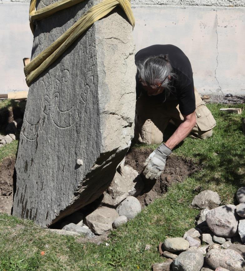 sten under och runt stenen för att stabilisera den. Foto mot N.