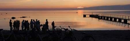 Från hamnen tar det cirka 10-15 minuter att cykla till Gustavsvik via Strandpromenaden, längs med havet.