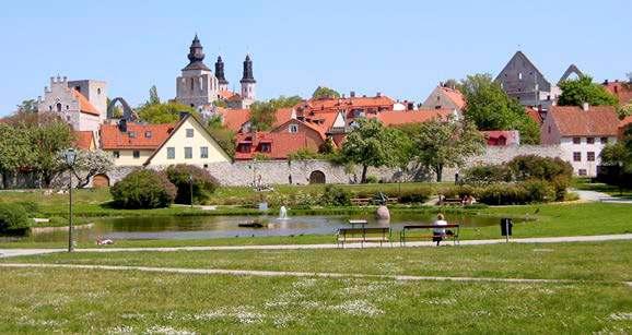 Max 32 pers. Tid: 2 tim. Plats: Donners plats, 3 km från Gustavsvik. I Världsarvstaden Visby har människor bott i mer än fem tusen år och det finns mycket att se och berätta om dess historia.