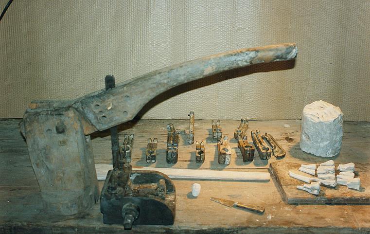 Fig2. Bilden ovan (Fig2) visar Rudolfs Åhsers pipgjutarverktyg som han sålde till Göteborgs historiska museum 1920. Det är en maskin av den engelska stilen som kallas skruv (Åkerhagen 2008:230). Fig3.