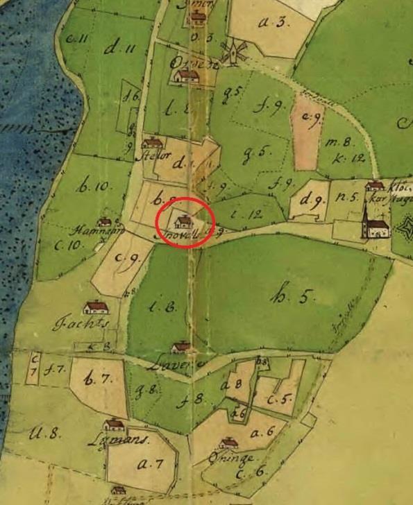 Den gula ringen visar var husgrunderna ligger och linjen markerar den västra bebyggelse gränsen. Kartan (Fig57) är från 1701(09-väs-, 1701, Gotlands län, Geometrisk avmätning, Västergarns socken).