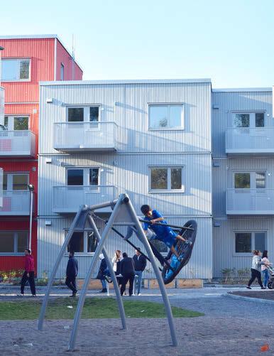 i Örby. Efter två år av planering och överklaganden har de första familjerna nu flyttat in. Idag är det dags att inviga husen! Det är fullt av folk på plats både nyinflyttade och nyfikna Örbybor.