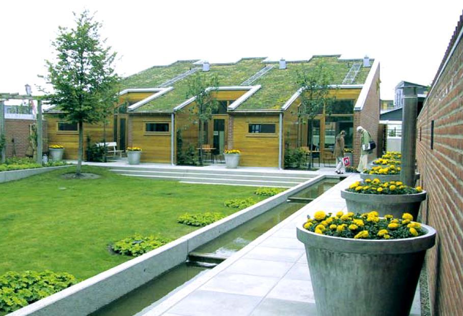 17 (20) 4.3 Gröna tak För att minska avrinningen av dagvatten från takytor kan byggnader förses med s.k. gröna tak, se figur 5. Figur 5. Bostadshus med gröna tak.