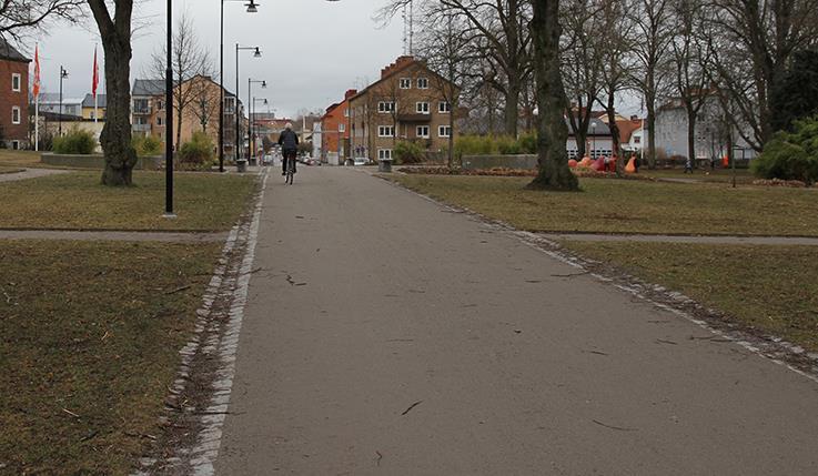 Kulturbänk i parken på Gröna Kulle En bänk uppvärmd med hjälp av solceller placeras längst det stråk som delar parken.