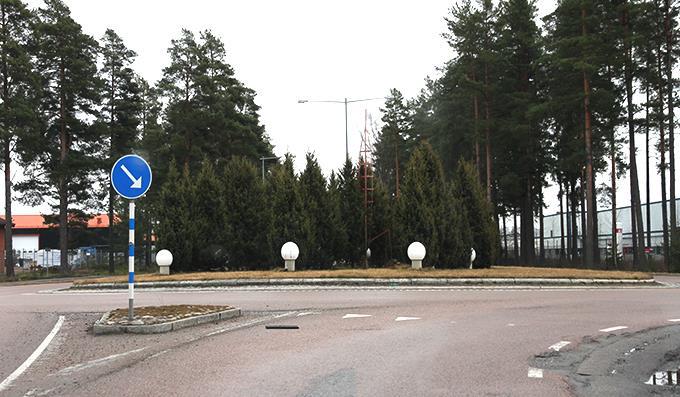 Rondellen i korsningen Vingåkersvägen Värmbolsvägen Förslag Rondellen borde gallras ur något för att förbättra sikten och trafiksäkerheten.