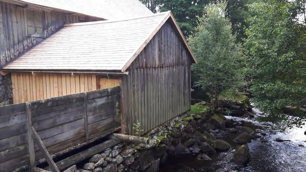 Hjulhuset, som är sammanbyggt med Ekholmens sågkvarn, står på en kallmurad stensockel i Vieån med kvarnränna undertill.