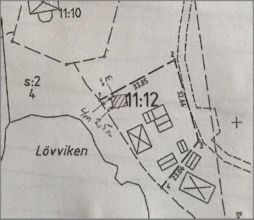 Del av situationsplan i ansökan (aktuell plats är skrafferad) Foton från platsen (plats för attefallsbyggnad markeras med blått på den högra bilden).