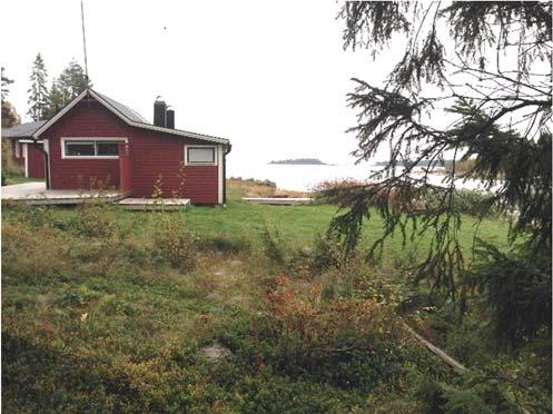 Länsstyrelsen fattar beslut om dispenser och upphävande av strandskyddet i områden som skyddas enligt 7:e kap.