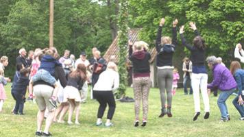 Detta händer fram till jul - i Tingstäde hembygdsförenings regi JUNI 21 Vi klär midsommarstången. Kl. 18.30 på Polhemsgården. Vi bjuder på korv och kaffe.