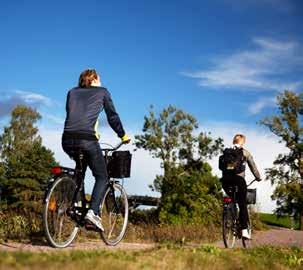 Cykla längs natursköna landsvägar med vidunderlig utsikt och njut av att glida fram genom små byar, förbi kyrkor,