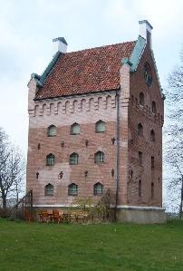 Kvällens föredrag tar ss från gamla tiders avbildningar av fåglar i pyramider, förbi den mer naturtrgna knstens intåg på 1800-talet fram till våra dagars mderna fälthandböcker.