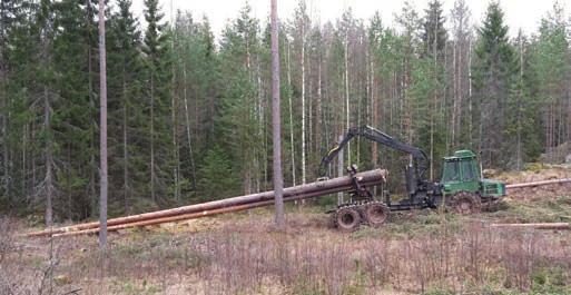 Metodik för körning med skotare utrustad med klämbanke För att det ska vara lönsamt att köra med klämbanke behöver avverkningsobjektet omfatta minst 200 stolpar eller ca 100 m³f som ligger nära