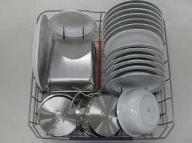 Fylla på diskmaskinen SÄTTA IN DISK PÅ NEDRE HYLLAN Sätt in matlagningsartiklar (t. ex. kastruller och pannor) med upp till 30 cm i diameter på den nedre hyllan.