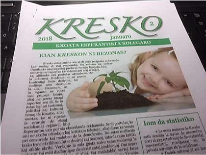 La birdo estas brunkolora sur la supra flanko kaj hela sur la suba flanko kun ruĝoranĝa brusto kaj vizaĝo. La precipa manĝaĵo estas insektoj, sed ĝi ankaŭ vizitas birdotablojn.