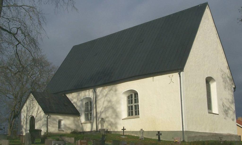 Svedvi kyrka är uppförd på en kulle, delvis brant sluttande och delvis terrasserad. Långhuset är medeltida, murat av gråsten och med ett brant plåttäckt sadeltak.