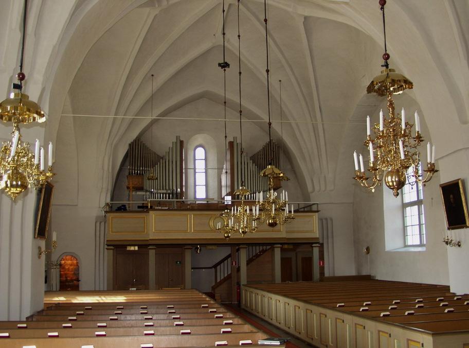 Kyrkorummet är täckt med två väldiga stjärnvalv, på kraftigt dimensionerade väggpelare och sammanhållna med sex tvärgående dragjärn.