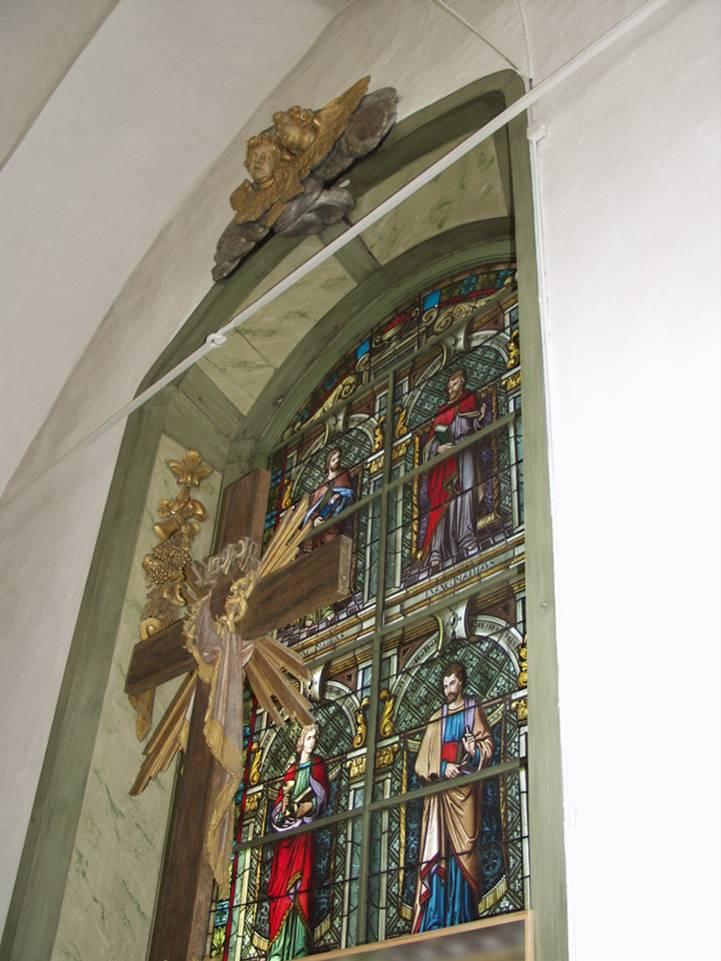 Bänkinredningen är sluten med skärmar som strålaserats i beige nyans. Läktaren och orgelverket nybyggdes i sin helhet 1956-57. Västra gavelns fönster är det enda med bevarad medeltida storlek.
