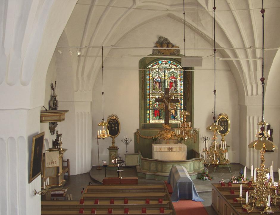 Med den nya orgelns genombrutna fasad kunde kyrkorummet åter belysas av västra gavelns medeltida fönster.