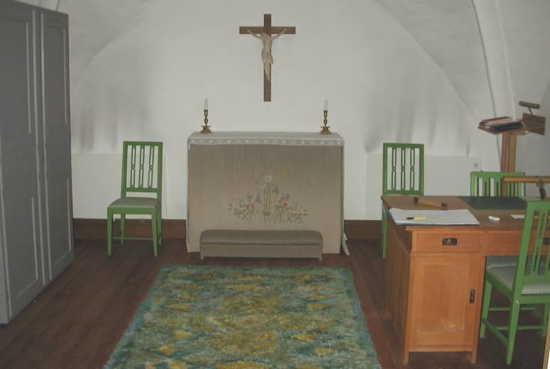 Sakristian omsluts av ett kryssvalv och är belagd med lackat brädgolv. Möbleringen och väggfasta skåp tillkom 1945, vid modernisering. Då tillkom även ett litet andaktsaltare.