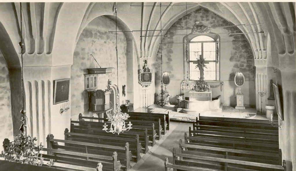 Vid omläggning 1895 blev både klockstapelns och kyrkans yttertak täckta med svartmålad plåt, istället för tidigare spån.