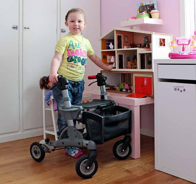 Kid Kid Kid är en säker barnrollator! Den är välbalanserad och har ett generöst utrymme mellan de bakre hjulen, särskilt bra för barn med ortoser eller en bred gång.