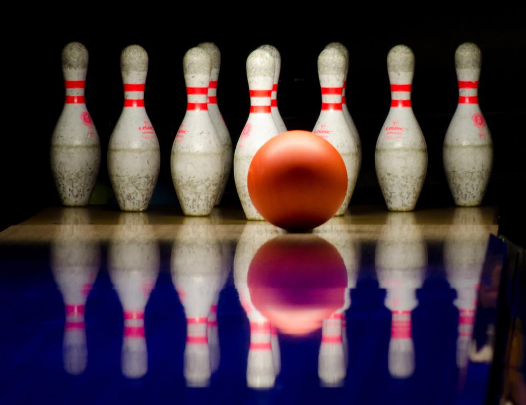 sommarbowling. Glasrikets Kägelklubb i Hovmantorp bjuder på prova-på-bowling & fika.