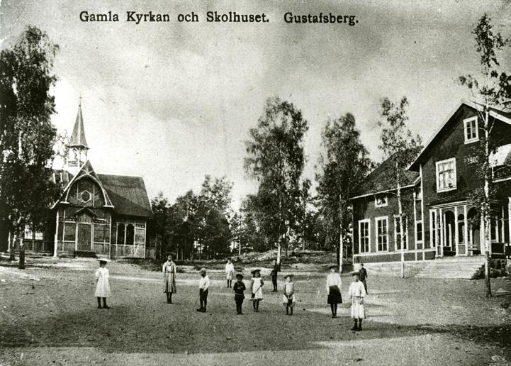 Skolverksamhet fick 1884 en egen byggnad i Gustavsberg, detta i Röda skolan. Alla som bodde i Gustavsberg var tvungna att jobba i bruket, annars fick de flytta.
