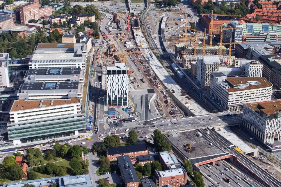 Sida 13 (36) Flygfoto över Hagastaden från väster (september 2017). Hagaplan centralt i bild med det uppförda hotellet och den första delen av Eugeniavägen.