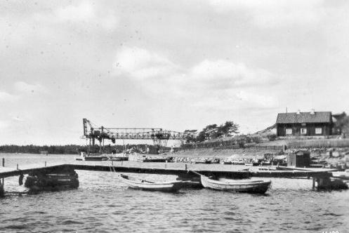 Ute på ön Hamnskär, utanför Beten och Högskär, har man funnit gamla lämningar efter bebyggelse i form av en fiskehamn från 1200-talet.