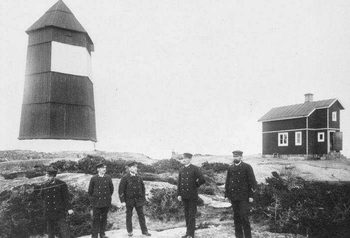 Båken stod färdig år 1751 och har stått där sedan dess. I Oxelösund fanns år 1905 den första motordrivna lotsbåten i landet.