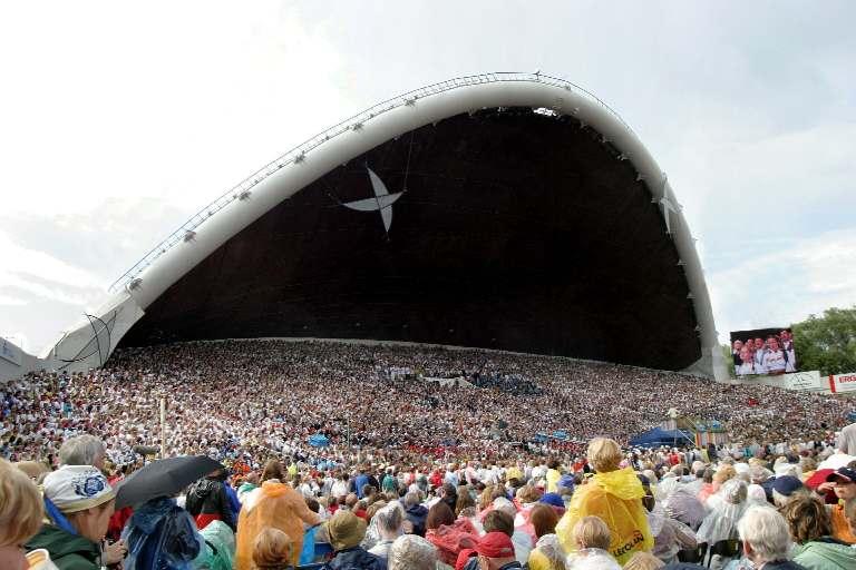 2D1574 Medieteknik gk Tentamen 2 Ljud lösninga Sida 1 av 5 Uppgift 1. I Tallinn i Estland finns ett unikt sångastadion, Lauluvaljak.