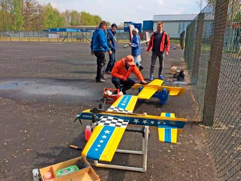 Cirkeln var omgiven av en lång mur och höga träd som gav upphov till oberäkneliga luftrörelser men det var bara att kämpa på. Här är hela svenskgänget samlat i restaurangen på bilfärjan mot Rostock.