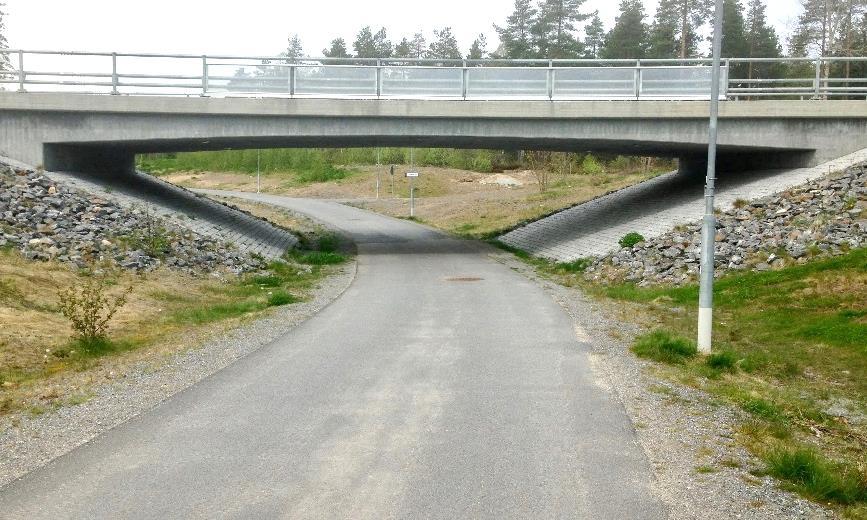 Där cykelvägar passera gator är dessa inte reglerade så att cyklister har företräde framför biltrafiken, cykelöverfarter.