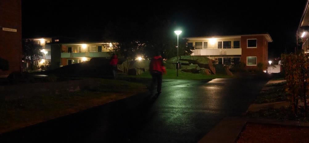 Promenaden fortsätter in bland bostadshusen i