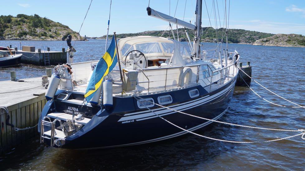 Nauticat 42/2005 Beskrivning Nauticat 42 blev omedelbart en framgång efter introduktionen. Hon är stark, säker, rymlig och kan enkelt seglas av två personer. Nauticat 42 är en äkta blue water cruiser.