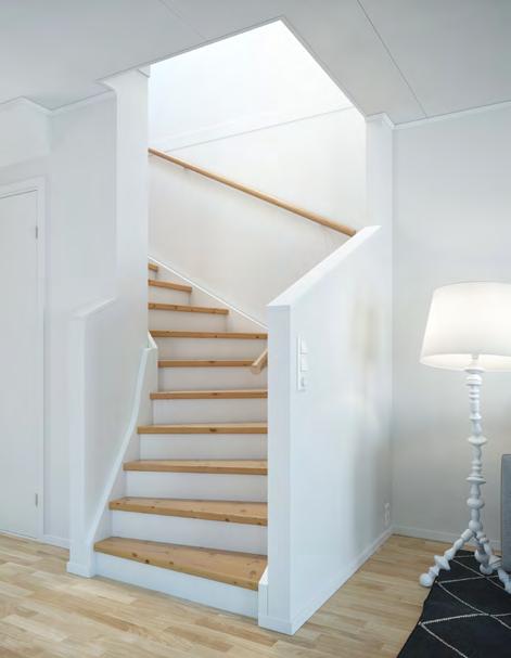INTERIÖR INTERIÖR Tät trappa med plansteg i vitlaserad och klarlackad