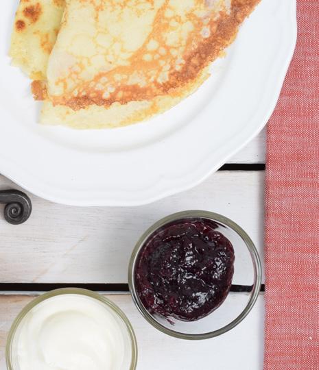 ONSDAG KRÄMIG POTATIS- OCH LÖKSOPPA SAMT PANNKAKOR MED GRÄDDE OCH SYLT 50 MIN 1. Skala potatisen och dela ner i mindre bitar. 2.